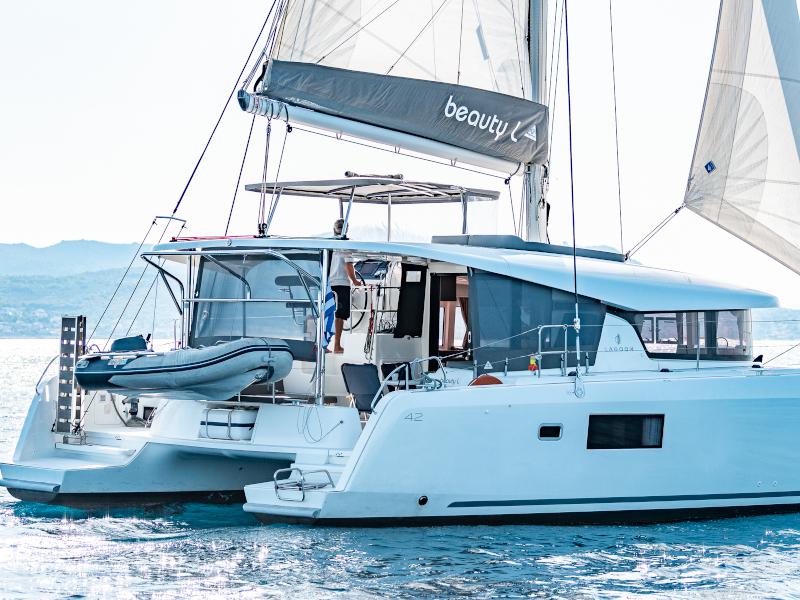 Book yachts online - catamaran - Lagoon 42 - Beauty L A/C-GEN-WATER MAKER-SOLAR-ELEC.WC - rent
