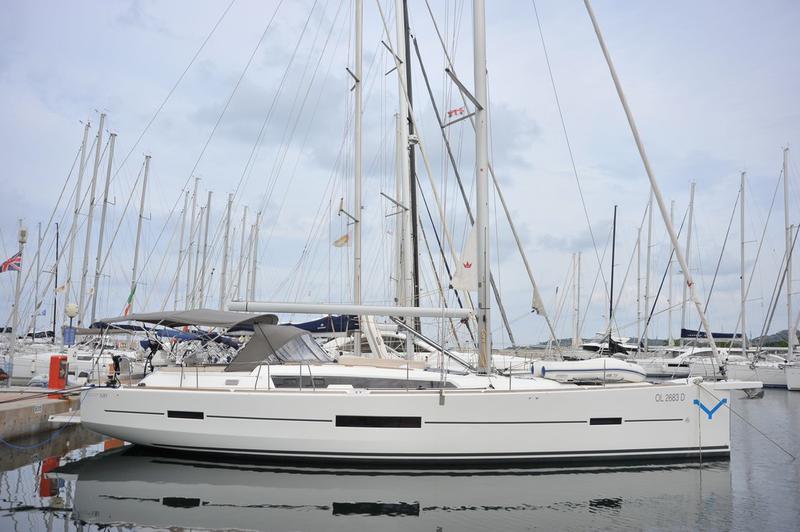 Book yachts online - sailboat - Dufour 520 GL - Greenleaf - rent