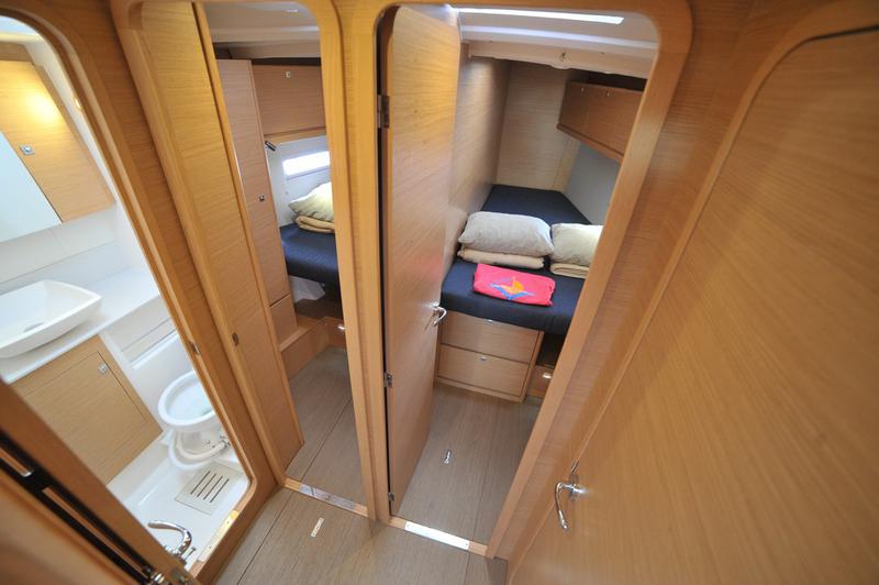 Book yachts online - sailboat - Dufour 520 GL - Greenleaf - rent