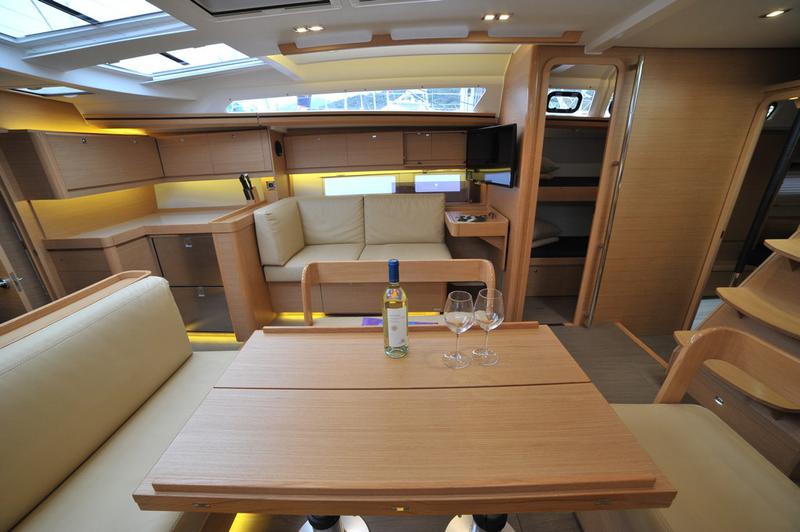Book yachts online - sailboat - Dufour 520 GL - Greenleaf - rent