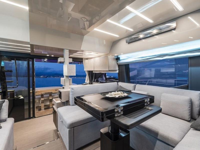 Book yachts online - motorboat - Cranchi E 52 F Evoluzione - Angelina M - rent