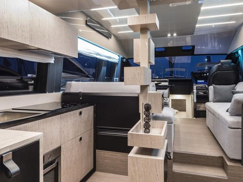Book yachts online - motorboat - Cranchi E 52 F Evoluzione - Angelina M - rent