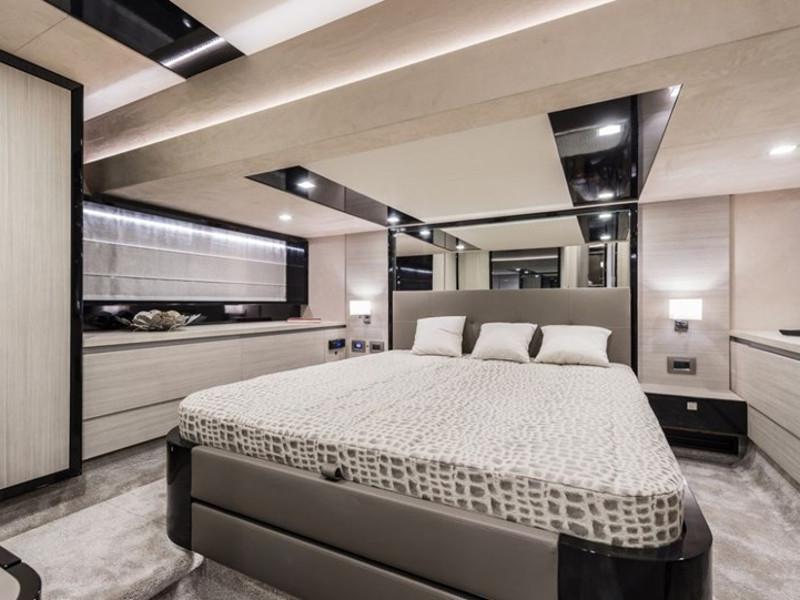 Book yachts online - motorboat - Cranchi E 52 F Evoluzione - Angelina M - rent