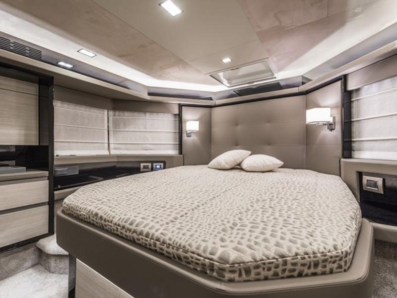 Book yachts online - motorboat - Cranchi E 52 F Evoluzione - Angelina M - rent