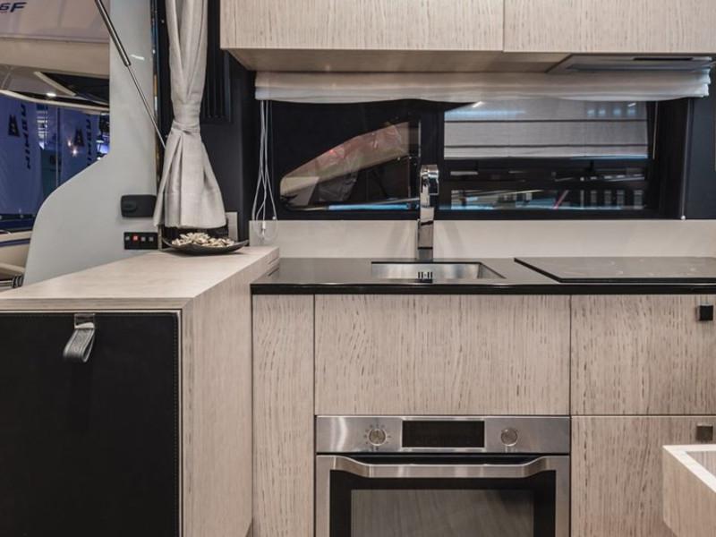 Book yachts online - motorboat - Cranchi E 52 F Evoluzione - Angelina M - rent