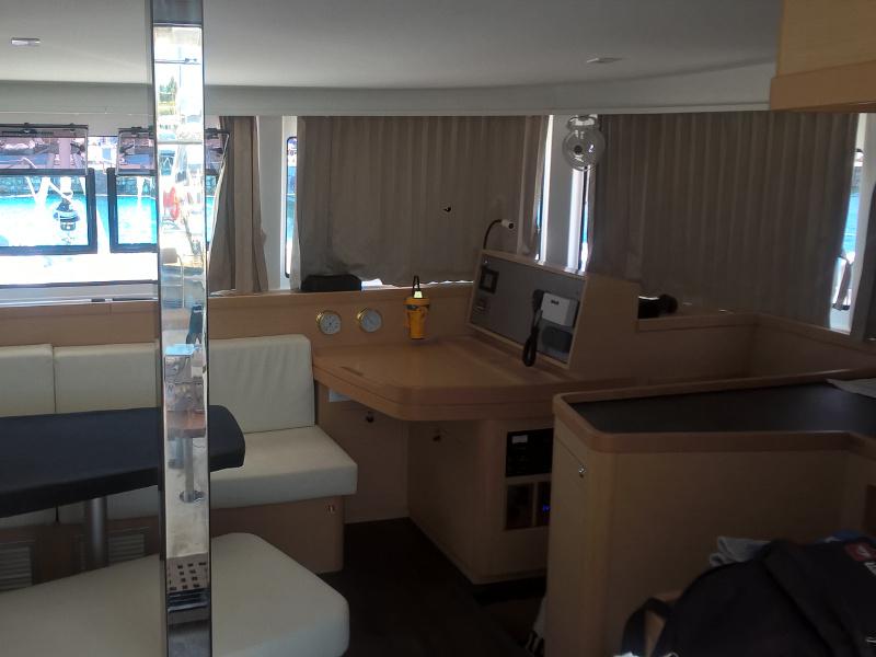 Book yachts online - catamaran - Lagoon 42 - Aeolian Breeze - rent