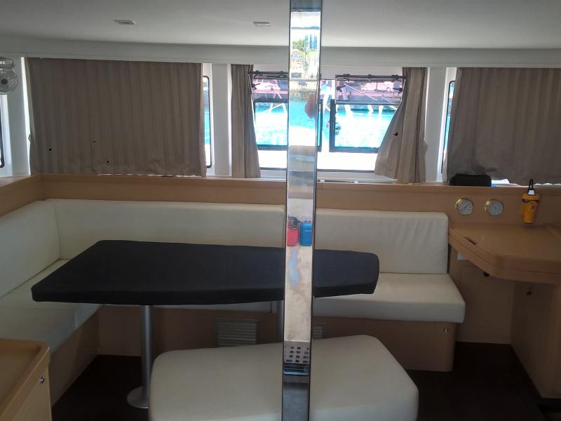 Book yachts online - catamaran - Lagoon 42 - Aeolian Breeze - rent