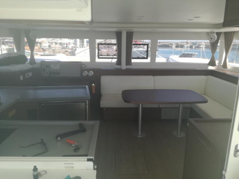 Book yachts online - catamaran - Lagoon 450  Flybridge - Aeolian Dream - rent