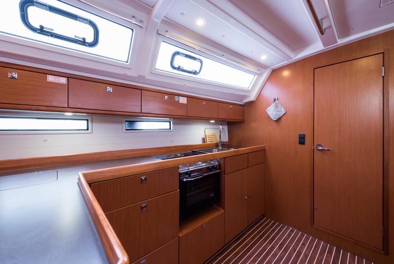 Book yachts online - sailboat - Bavaria Cruiser 46 - Morning Star  - A/C in Saloon - rent