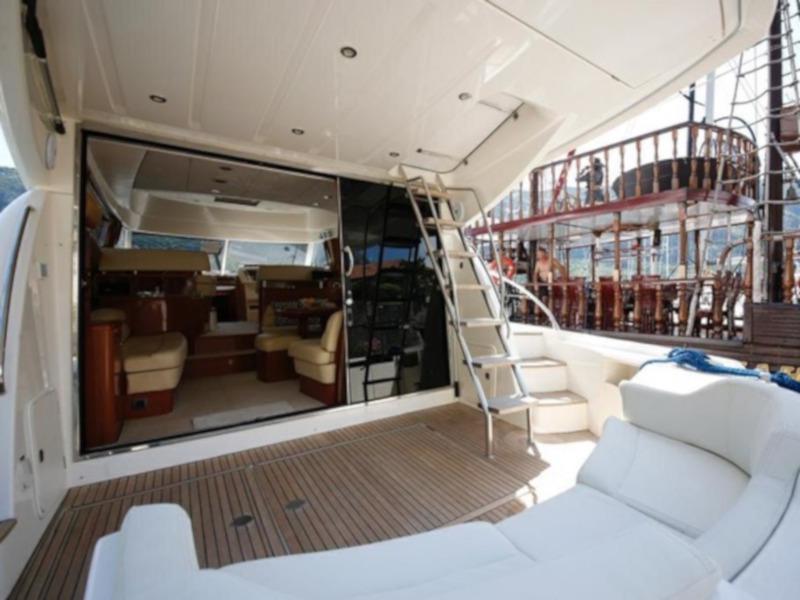 Book yachts online - motorboat - Prestige 50 Fly - Klara - rent