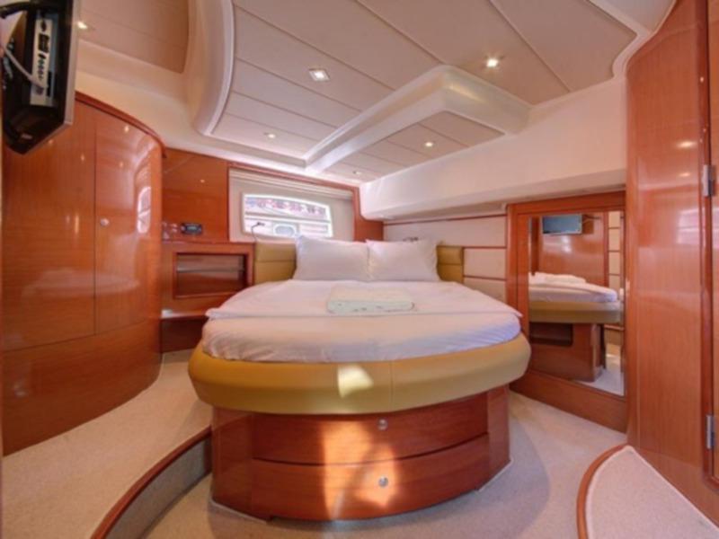 Book yachts online - motorboat - Prestige 50 Fly - Klara - rent