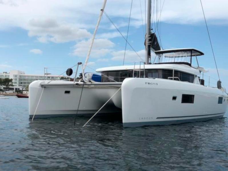 Book yachts online - catamaran - Lagoon 42 Version 3 Cabinas Full Equipe - Side - rent