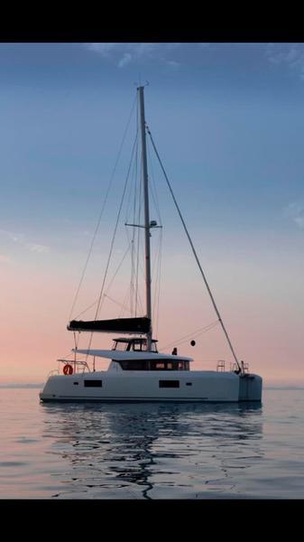 Book yachts online - catamaran - Lagoon 42 Version 3 Cabinas Full Equipe - Side - rent