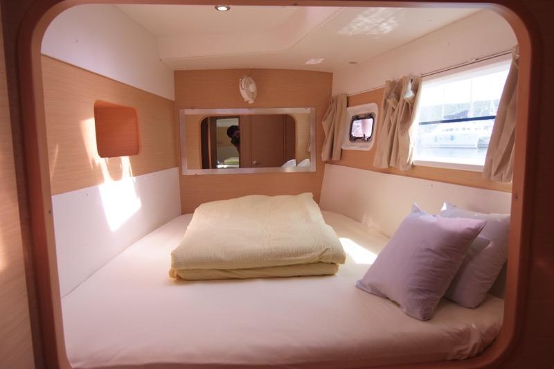 Book yachts online - catamaran - Lagoon 440 (4+2 cab) - OCEANUS - rent