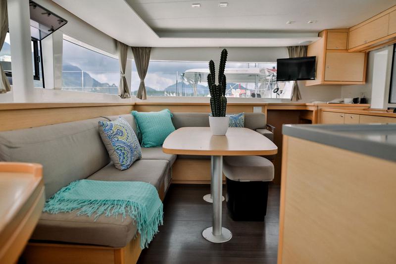 Book yachts online - catamaran - Lagoon 450  Flybridge - Butterfly BU - rent