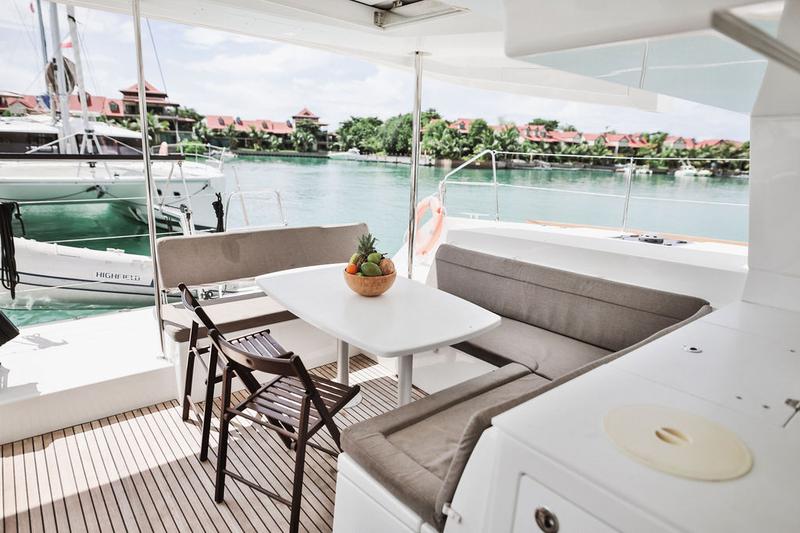 Book yachts online - catamaran - Lagoon 450  Flybridge - Butterfly BU - rent