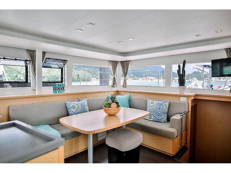 Book yachts online - catamaran - Lagoon 450  Flybridge - Butterfly BU - rent