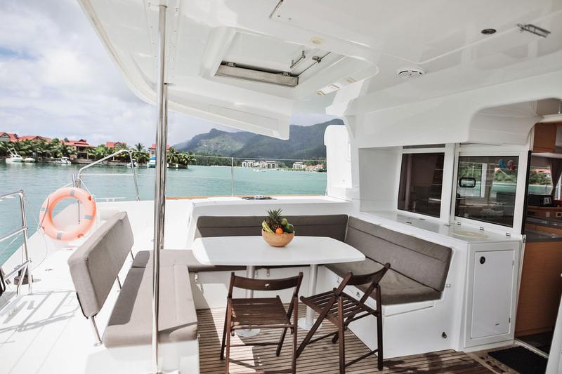 Book yachts online - catamaran - Lagoon 450  Flybridge - Butterfly BU - rent