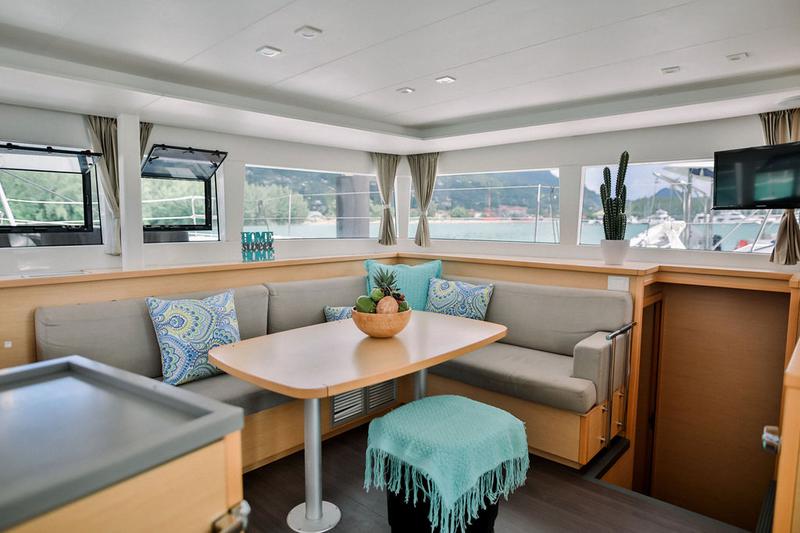 Book yachts online - catamaran - Lagoon 450  Flybridge - Butterfly BU - rent