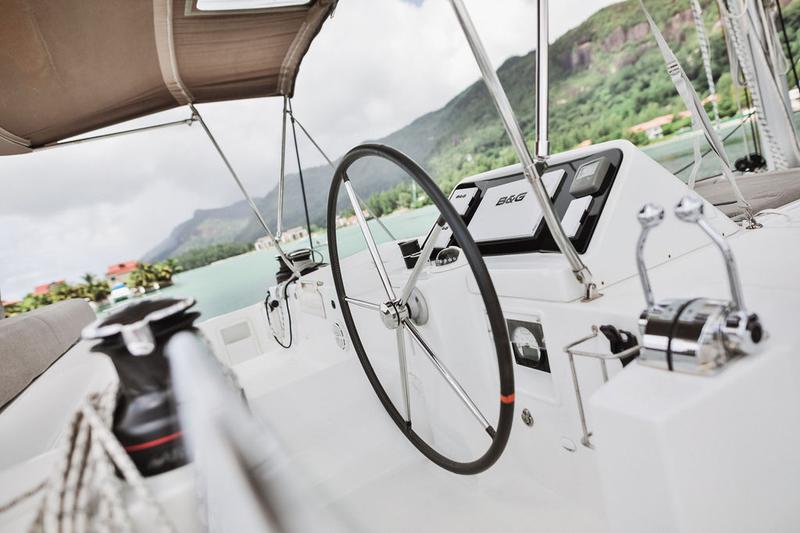 Book yachts online - catamaran - Lagoon 450  Flybridge - Butterfly BU - rent