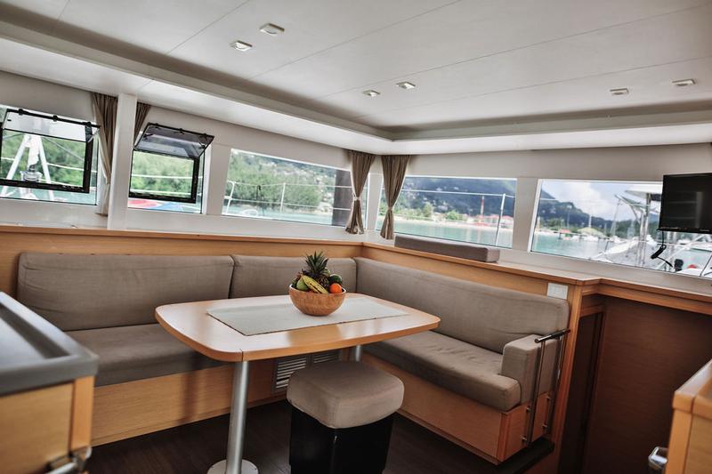 Book yachts online - catamaran - Lagoon 450  Flybridge - Butterfly BU - rent
