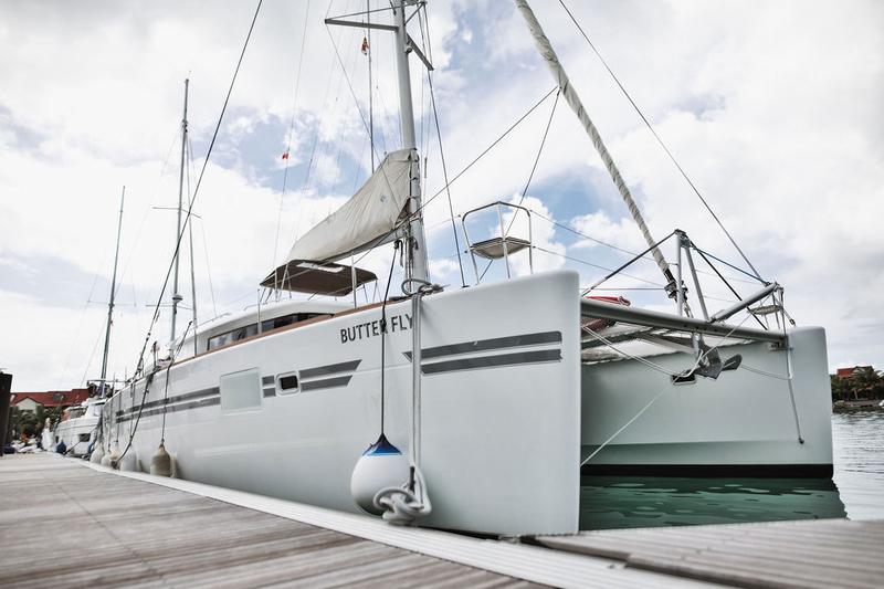 Book yachts online - catamaran - Lagoon 450  Flybridge - Butterfly BU - rent