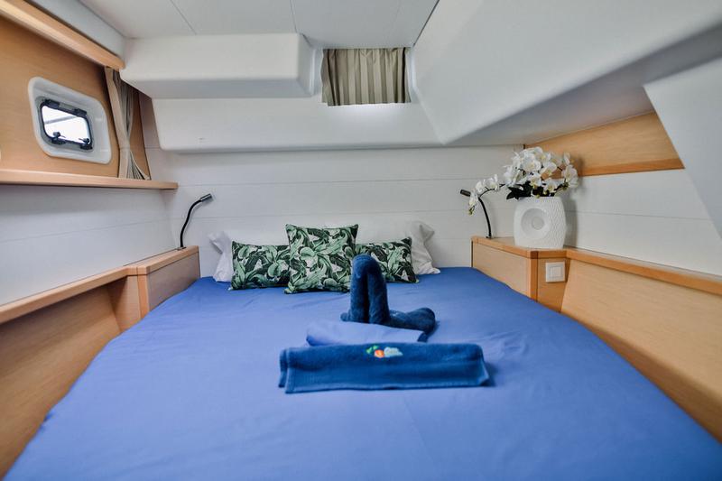Book yachts online - catamaran - Lagoon 450  Flybridge - Butterfly BU - rent