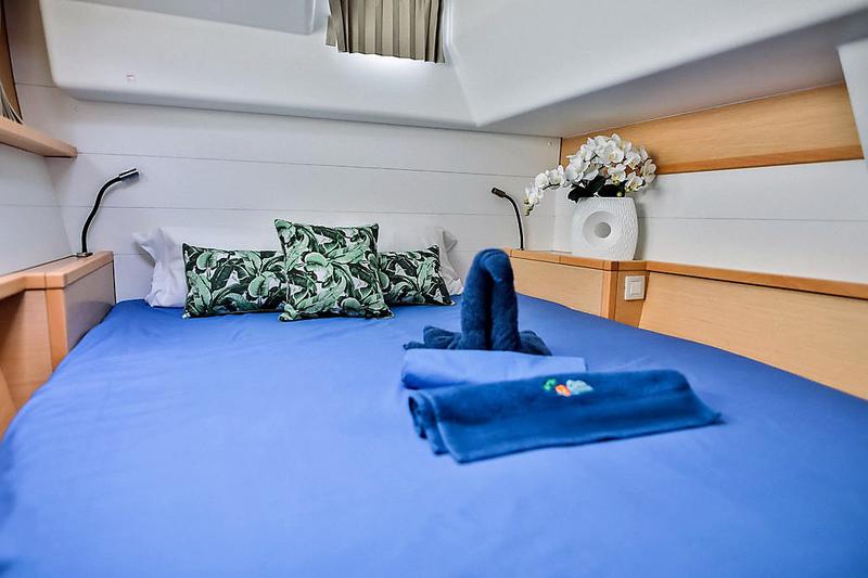 Book yachts online - catamaran - Lagoon 450  Flybridge - Butterfly BU - rent