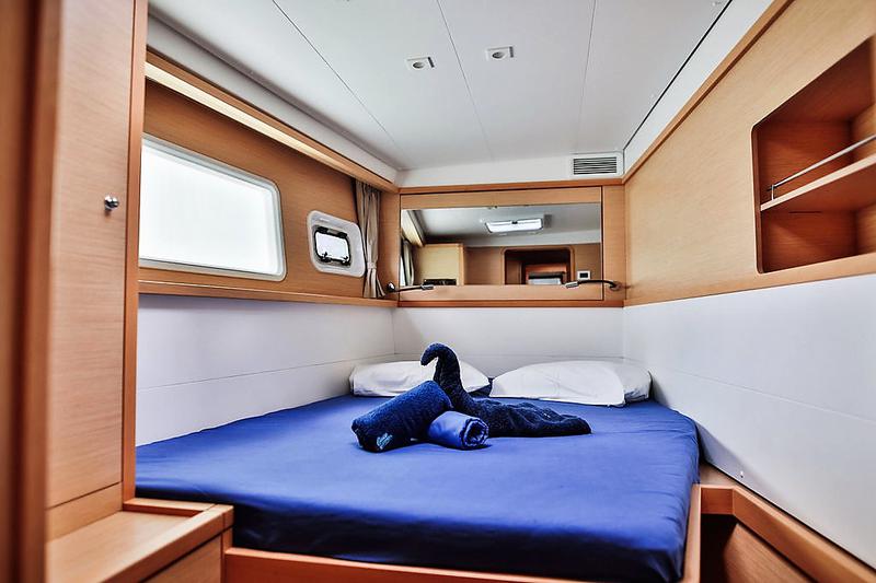 Book yachts online - catamaran - Lagoon 450  Flybridge - Butterfly BU - rent