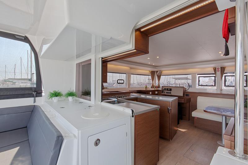 Book yachts online - catamaran - Lagoon 450  Flybridge - Smile - rent