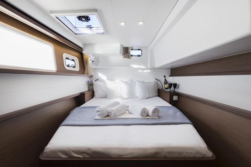 Book yachts online - catamaran - Lagoon 450  Flybridge - Smile - rent