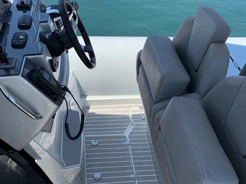 Book yachts online - motorboat - Sacs Strider 11 FB - Bomber 44 - rent