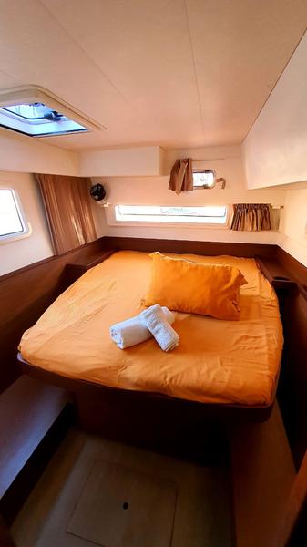 Book yachts online - catamaran - Lagoon 42 (4 dbl / 1 single ) - SWEET NAYA - rent