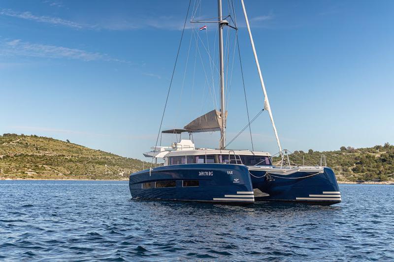 Book yachts online - catamaran - Dufour 48 Catamaran - VAR - BLUE HULL, AC+GEN., UNDERWATER LIGHTS - rent