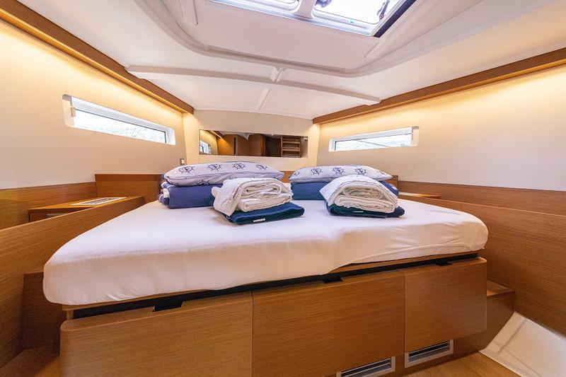 Book yachts online - catamaran - Dufour 48 Catamaran - LER - BLUE HULL, AC+GEN., UNDERWATER LIGHTS - rent