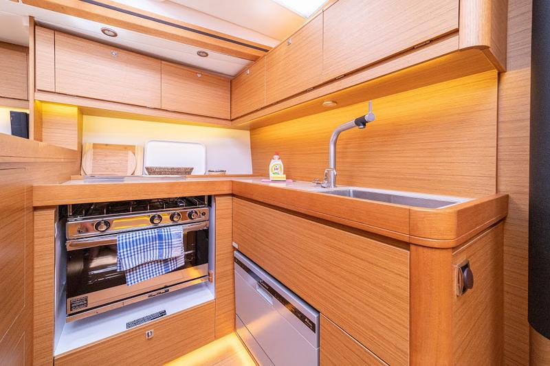 Book yachts online - sailboat - Dufour 520 GL(owner version) - ZEPHYRUS - BLUE HULL, AC+GEN., UNDERWATER LIGHTS - rent