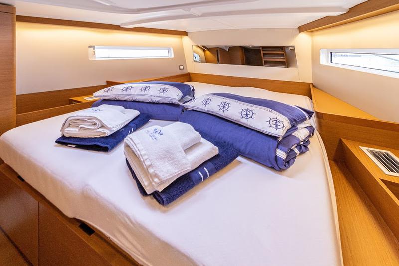 Book yachts online - catamaran - Dufour 48 Catamaran - YAM - BLUE HULL, AC+GEN., UNDERWATER LIGHTS - rent