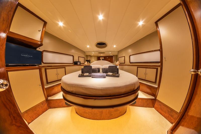 Book yachts online - motorboat - Fairline Squadron 55 - Queen - rent