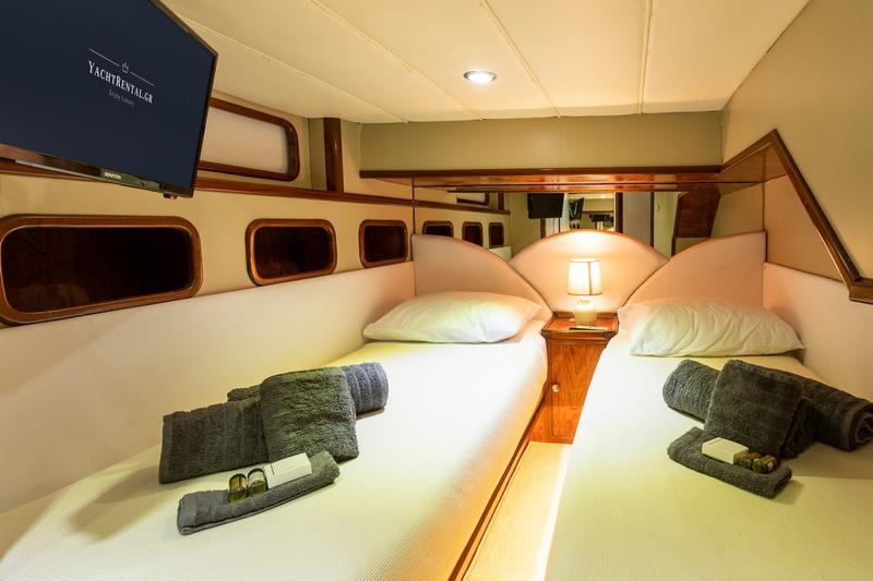 Book yachts online - motorboat - Fairline Squadron 55 - Queen - rent