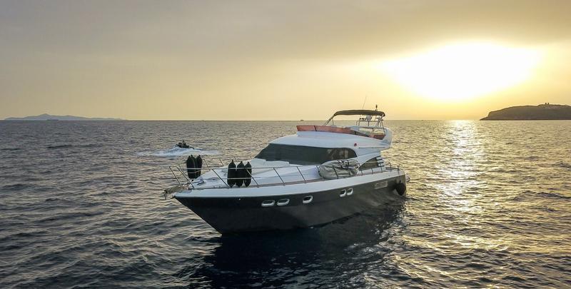 Book yachts online - motorboat - Fairline Squadron 55 - Queen - rent