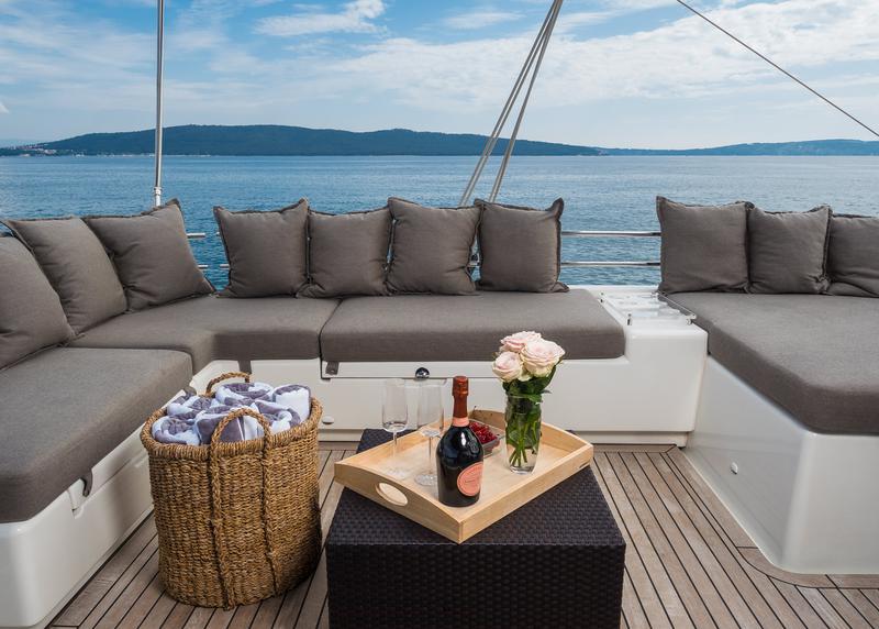 Book yachts online - catamaran - Lagoon 560 - ARCTIC QUEEN - rent