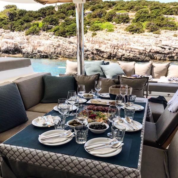 Book yachts online - catamaran - Lagoon 560 - ARCTIC QUEEN - rent