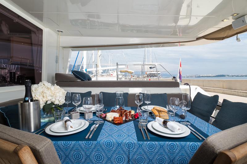 Book yachts online - catamaran - Lagoon 560 - ARCTIC QUEEN - rent