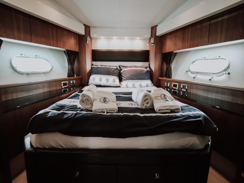 Book yachts online - motorboat - Sunseeker Predator 64 - Marita - rent