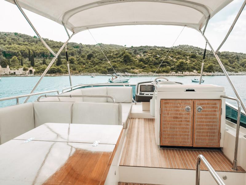 Book yachts online - motorboat - Monte Carlo 5 - Blizzard - rent