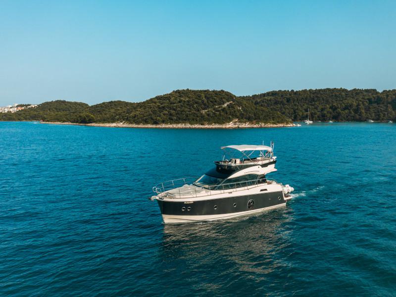Book yachts online - motorboat - Monte Carlo 5 - Blizzard - rent