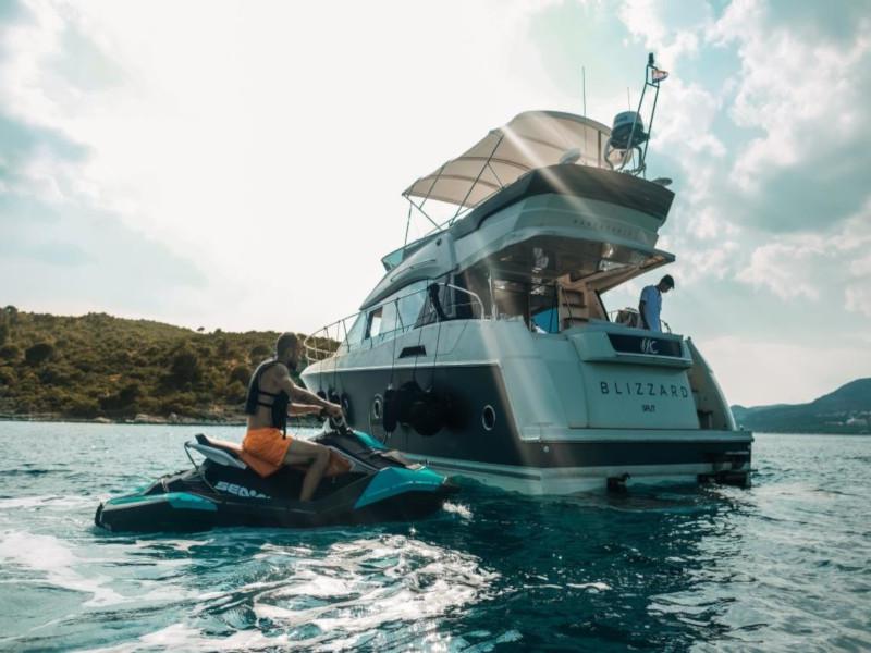 Book yachts online - motorboat - Monte Carlo 5 - Blizzard - rent