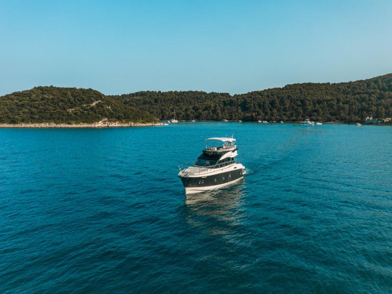 Book yachts online - motorboat - Monte Carlo 5 - Blizzard - rent