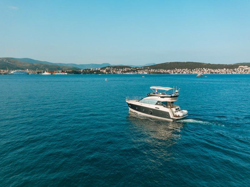 Book yachts online - motorboat - Monte Carlo 5 - Blizzard - rent