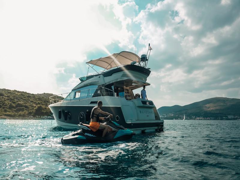 Book yachts online - motorboat - Monte Carlo 5 - Blizzard - rent